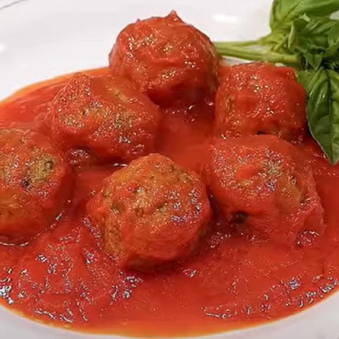 Chiftele din dovlecei cu cel mai delicios sos. Un prânz complex, gata în câteva minute! Rețeta care te salvează mereu