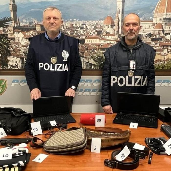 Doi bărbați, prinși furând din bagajele călătorilor de pe aeroportul din Florența: Le „curățau“ de laptopuri, telefoane sau haine de lux 