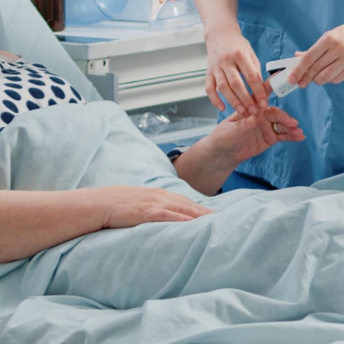 O pacientă româncă a creat haos într-un spital din Belgia: „A agresat asistentele și a scris pe pereți cu sânge menstrual”