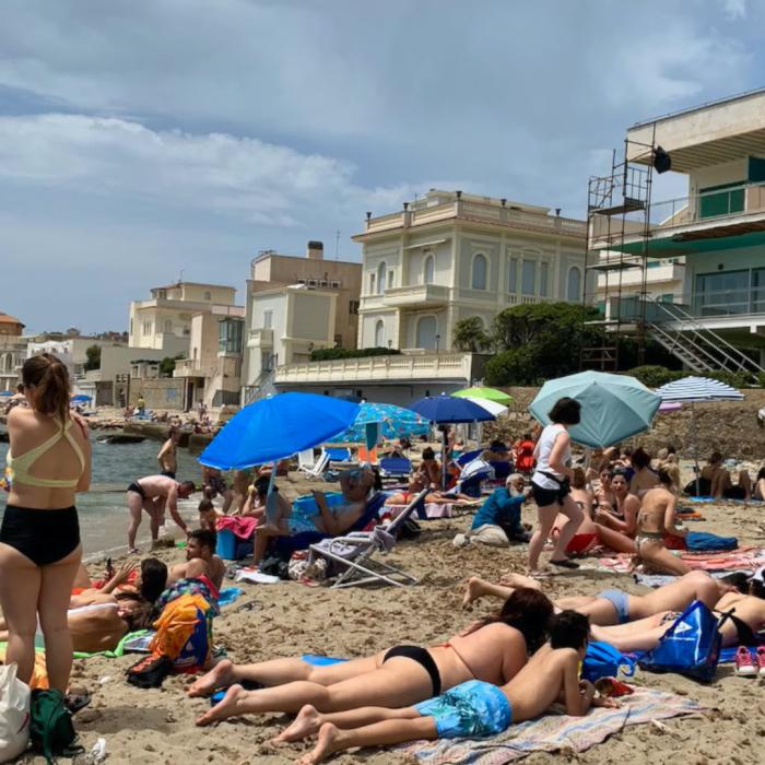 Se apropie sezonul cald în Italia: Tinerii s-au înghesuit astăzi pe plaja din Ostia, unii chiar au chiulit de la școală