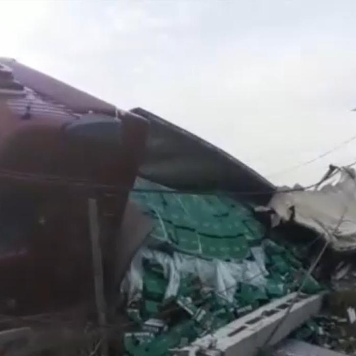 Un șofer român de TIR, beat la volan, a răsturnat camionul plin cu bere