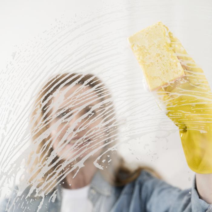 Cum să îndepărtezi petele de săpun blocate pe ușile dușului: Două trucuri foarte eficiente din ingrediente pe care le ai deja în casă