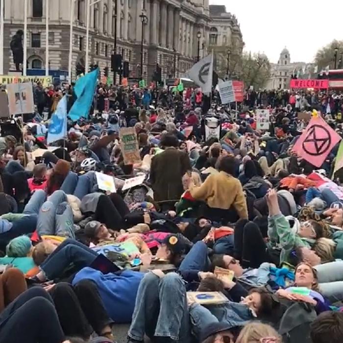Ziua Pământului: Mii de oameni au protestat în Marea Britanie. S-au întins pe asfalt la Londra: „Poliţia ne arestează” - VIDEO
