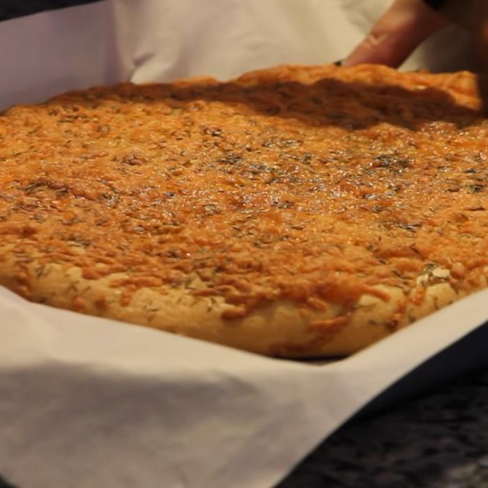 Așa pâine de casă n-a mai mâncat nimeni: cu usturoi, cimbru și brânză. Vei surprinde toată familia cu această rețetă