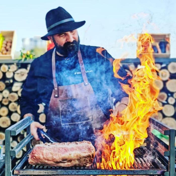 „Nu mai fiți nespălați și împuțiți, că de aia câștigați prost și luați ciubucuri mici“: Chef Adi Hădean, mesaj pentru românii care prestează servicii