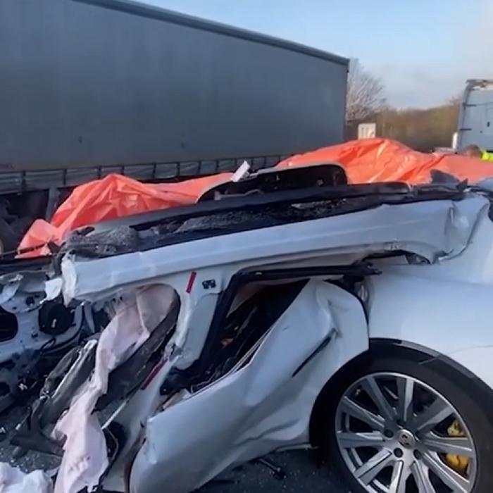 Accident teribil pe autostrada A5, în Germania: Un Porsche Taycan făcut bucăți, după ce a intrat cu viteză sub un TIR