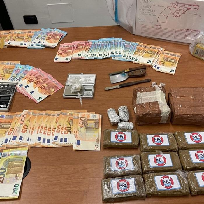 Spania. O rețea criminală, printre care și români, care transporta droguri din America de Sud a fost destructurată în Valencia