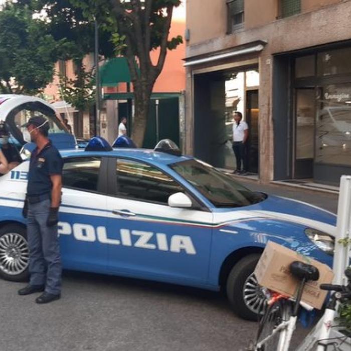 Italia. O gașcă de români fura mașini de lux chiar din reprezentanța auto; le făceau apoi praf la comiterea altor jafuri