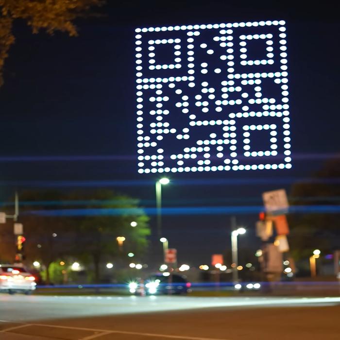 Un cod QR misterios format din drone a apărut pe cerul Londrei