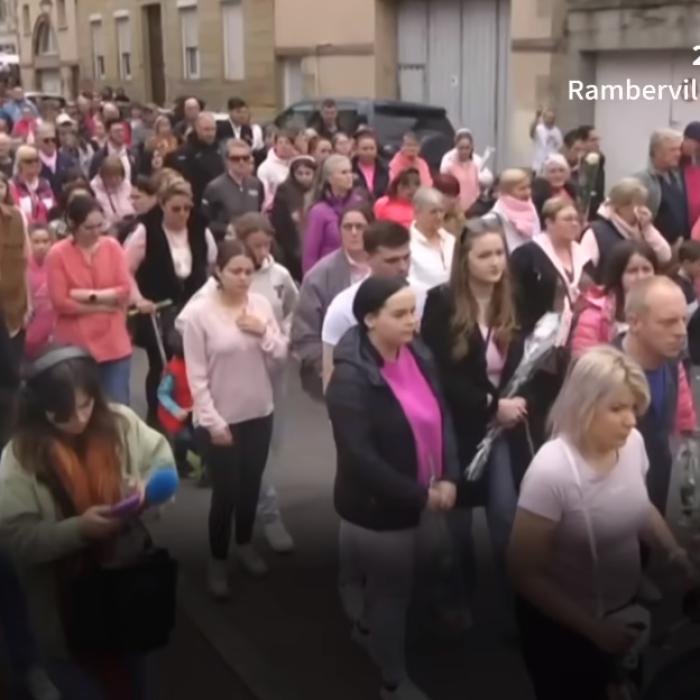 Franța. Sute de oameni în stradă în memoria Rozei, fetița româncă ucisă de un adolescent de 15 ani - VIDEO