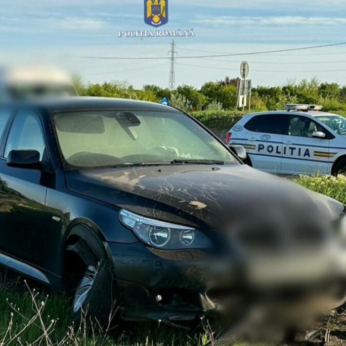 BMW înmatriculat în Anglia, viteză de peste 200 km/h pe o șosea din Teleorman. Șoferul n-a oprit și a ajuns pe câmp