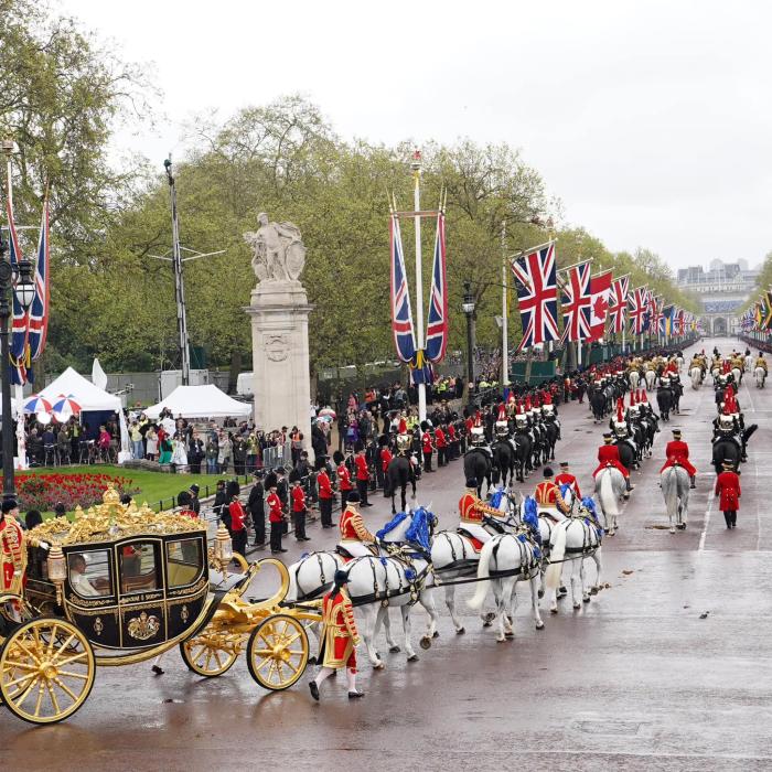 Încoronarea Regelui Charles al III-lea. Mii de oameni au venit să trăiască emoția unui început nou: "N-aş fi ratat pentru nimic în lume" / "E grozav să poţi arunca o privire"