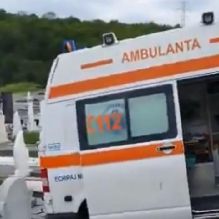 Mai multe morminte dintr-un cimitir, distruse de o ambulanță. Ce greșeală a făcut șoferul român