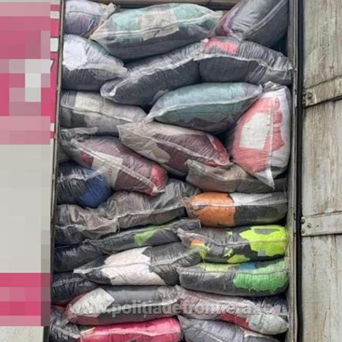 TIR cu 10 tone de haine second-hand din Germania, întors din vama Petea în Ungaria