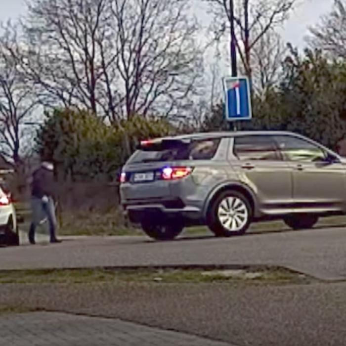 Un șofer român a dejucat escrocheria unor falși polițiști, în Olanda: Indivizii l-au scos din vehicul și l-au amenințat cu arma