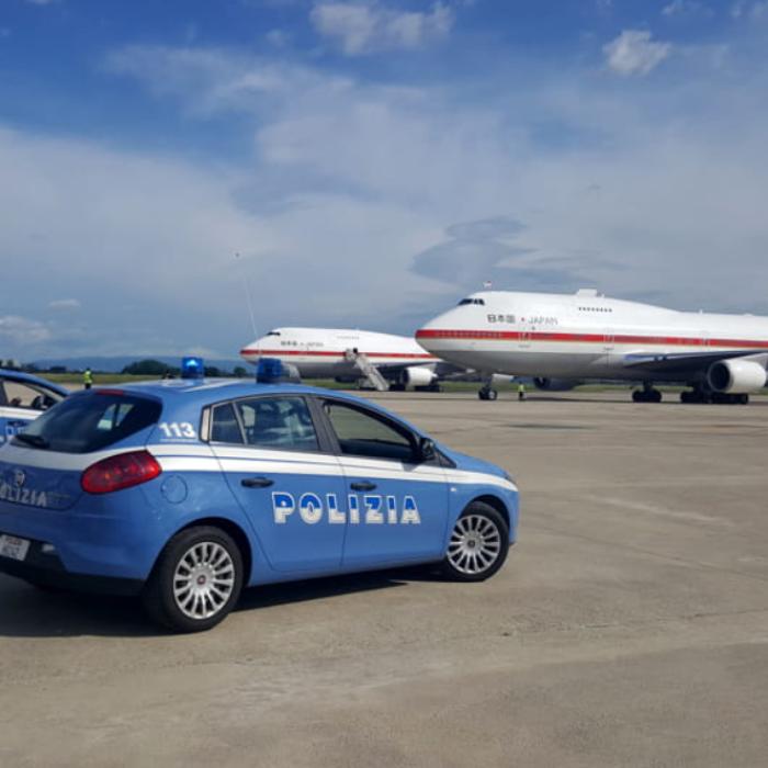 Momente de panică pe un aeroport din Italia: Un român a căzut peste un agent de pază de la etajul doi