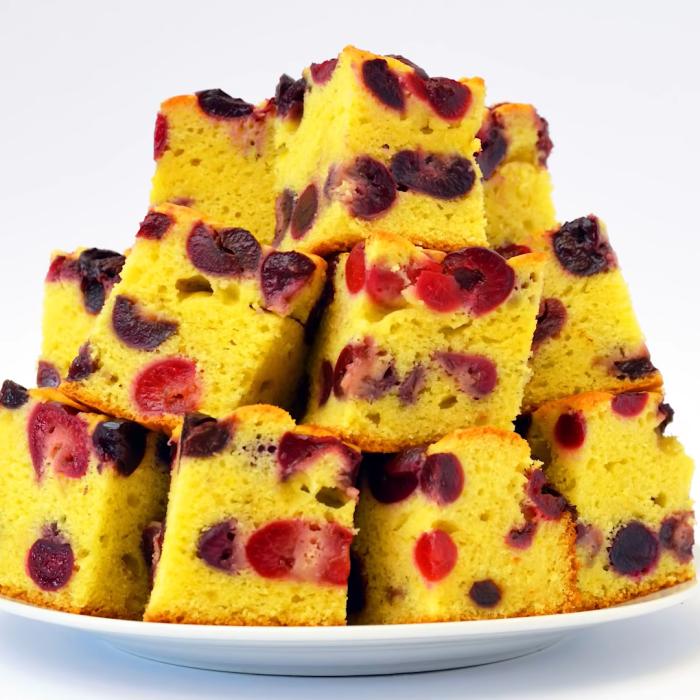 Prăjitură cu fructe de pădure, gata în doar 15 minute. Iată ingredientul secret pentru a fi foarte pufoasă