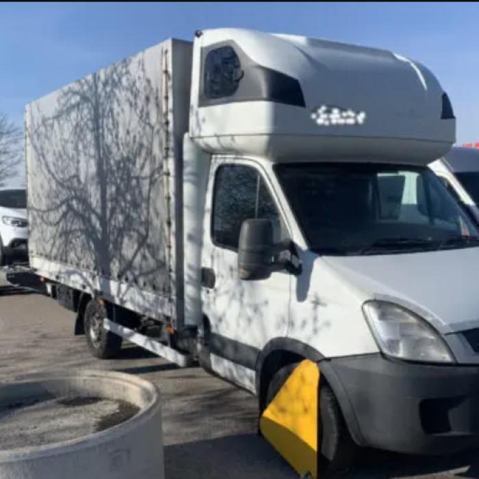 Polițiștii suedezi, uimiți de tertipurile unor șoferi români după ce au abandonat o dubă cu deficiențe: "Ar trebui să coste să trișezi în Suedia"
