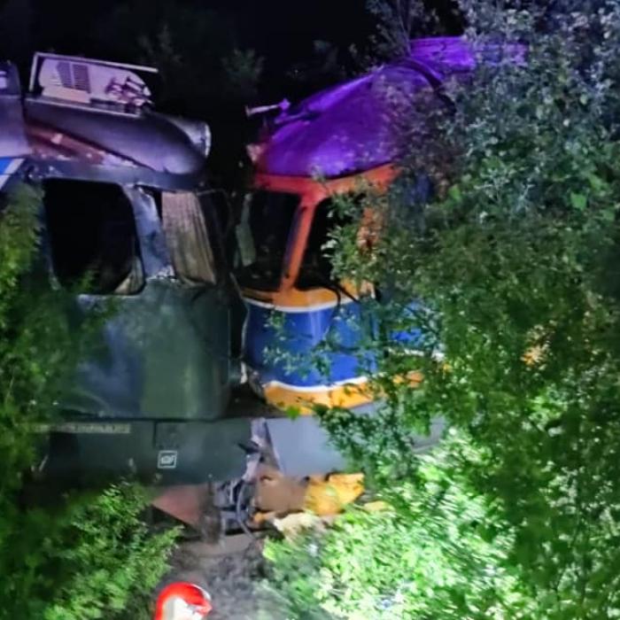 Doi români au ajuns la spital, după un accident de tren: două locomotive s-au ciocnit