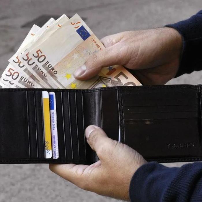 O româncă din Italia a găsit un portofel cu 2.300 de euro și l-a predat carabinierilor