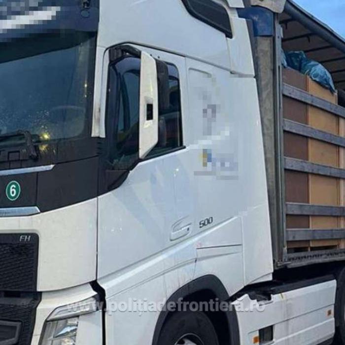 Au încercat să intre în România, ascunși într-o autoutilitară. Șoferul s-a ales cu un dosar penal