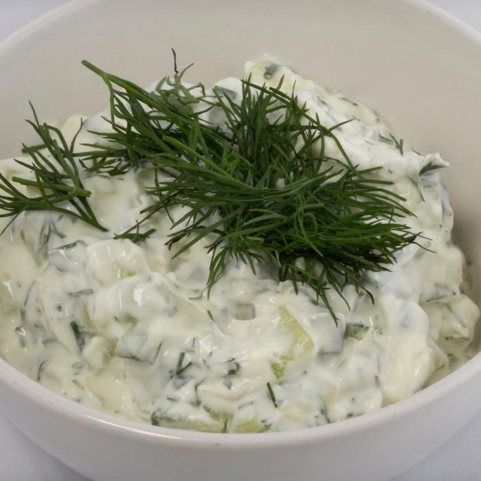 Rețeta autentică pentru sosul Tzatziki. Este atât de gustos, încât te lingi pe degete