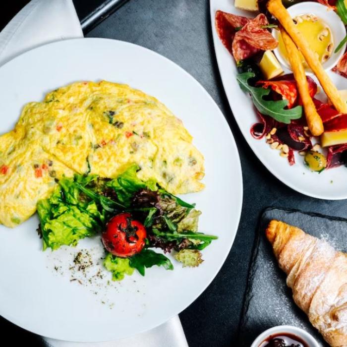 Un mic dejun original: omletă cu castraveți proaspeți