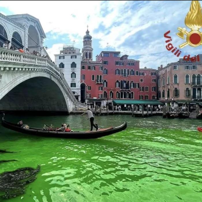 Mister elucidat la Veneția: De ce s-a colorat în verde fluorescent apa din Marele Canal 