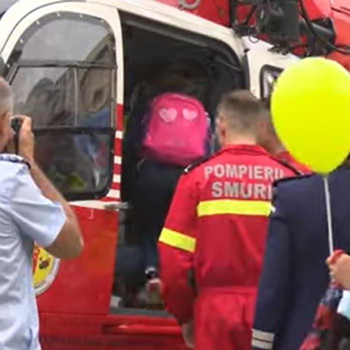 Ziua Porţilor deschise la MAI pentru copii: elicopter, motociclete, maşini de pompieri şi câini poliţişti