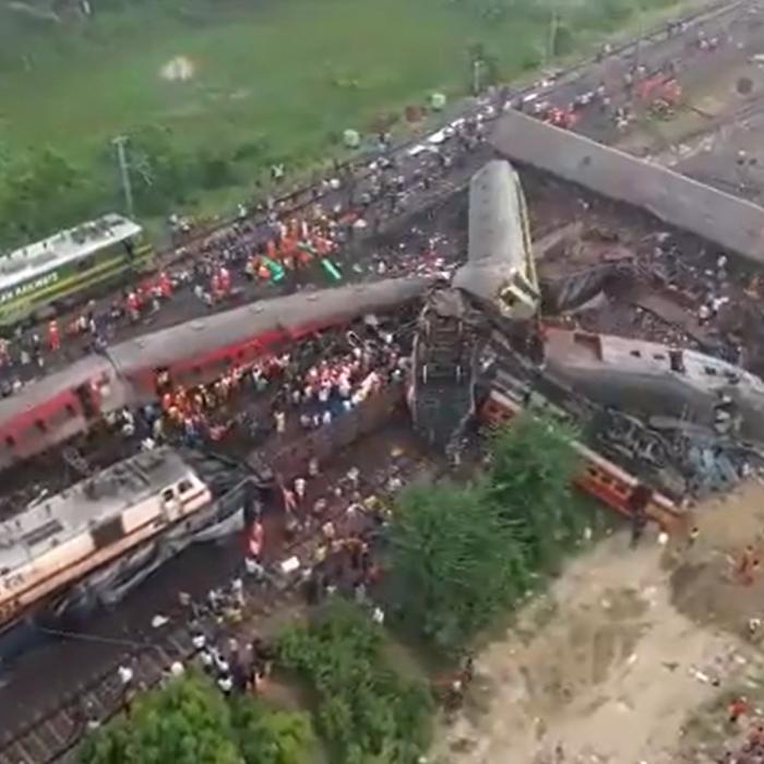Catastrofă feroviară în India: Cel puţin 237 de morţi şi peste 900 de răniţi, după ce trei trenuri au deraiat și s-au ciocnit