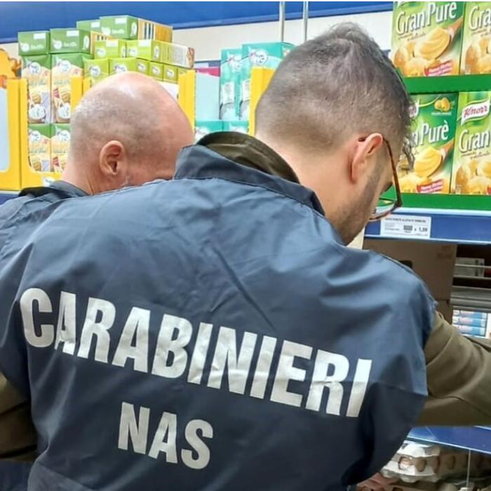 Patronul unui magazin românesc din Italia, amendat cu 2.000 de euro în urma unui control al carabinierilor. Ce nereguli au găsit 