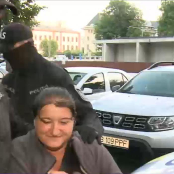 Cazul fetiței găsită moartă în canapea. Mama a fost lăsată în libertate, după 11 ore de audieri