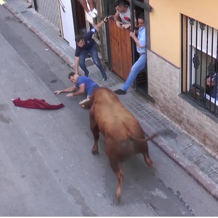 Incident tragic la o cursă de tauri din Spania: Un român a ajuns la spital cu hemoragie după ce a fost lovit de un taur