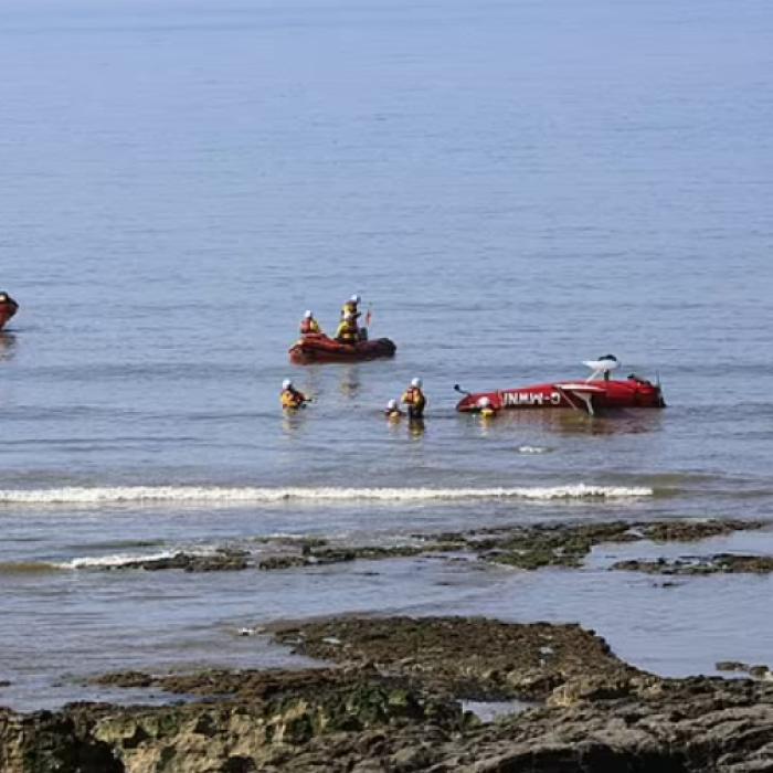 Avion prăbușit într-un golf, în sudul Țării Galilor. Pilotul supraviețuitor, manevră excepțională: „Ar fi putut să ucidă niște oameni. A fost un miracol“