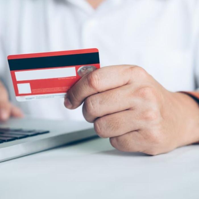 Doi români și-au făcut de cap după ce au furat un card bancar. Au făcut cumpărături de peste 24.000 de lei