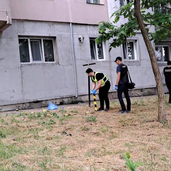 Fetiţă de 4 ani în stare gravă după ce a căzut de la etajul 4 al blocului din Galați în care locuia