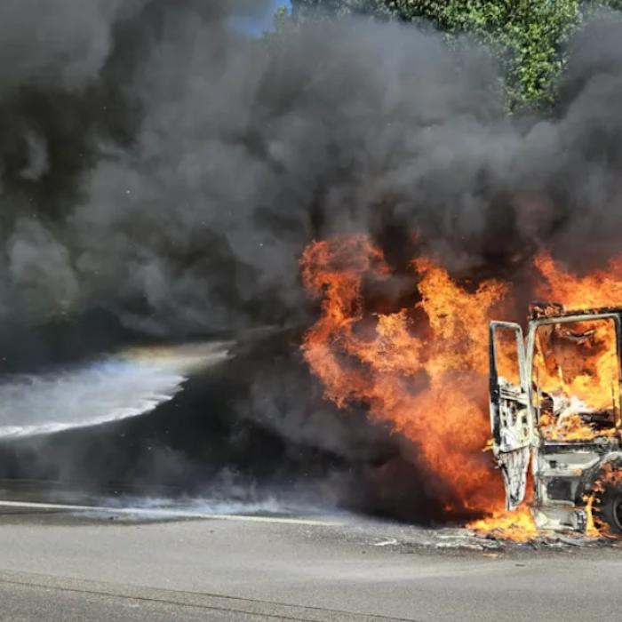 Camion românesc în flăcări pe o autostradă din Germania: Șoferul român a scăpat ca prin minune din cabina care a ars complet / FOTO