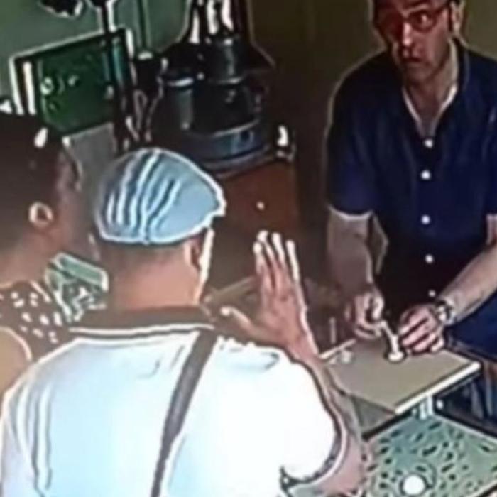Românul care a furat o brățară dintr-un magazin de bijuterii din Grecia a început să plângă în fața judecătorului: Am luat-o pentru soție