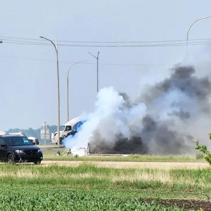 Cel puţin 15 morţi și 10 răniți, după ce un microbuz și un TIR s-au ciocnit: "Nu am văzut niciodată un accident atât de mare" / Video