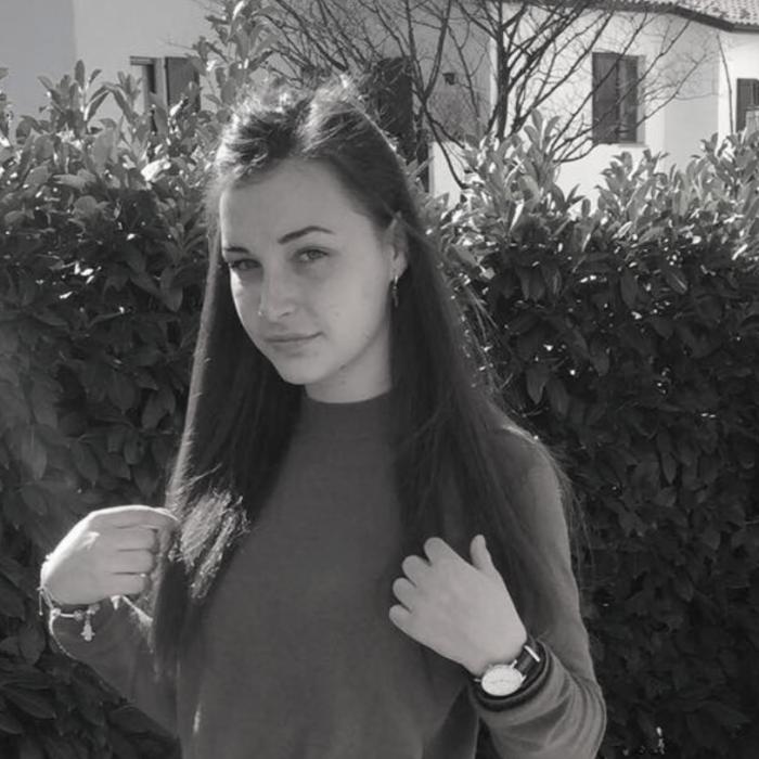 "Vei fi mereu una dintre noi!". Lacrimi și durere la înmormântarea unei românce în Italia. Daria a pierit la doar 19 ani
