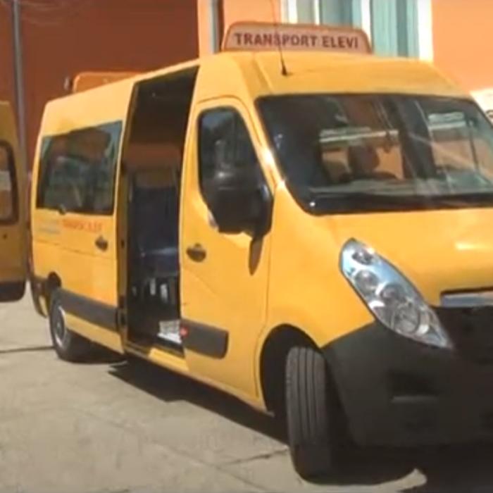 Copil de trei ani, uitat de șofer în microbuzul școlar timp de opt ore. Familia spune că s-a schimbat total