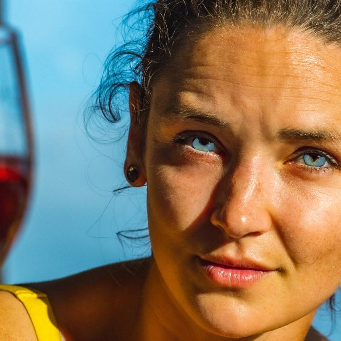 Un grup de cercetători străini a ajuns la concluzia că persoanele cu ochii albaștri sunt mai predispuse să fie dependente de alcool
