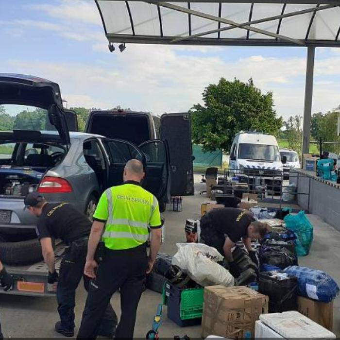Microbuz românesc încărcat cu pachete din Danemarca, blocat în Cehia: Vameșii au rămas uimiți când au văzut ce transporta