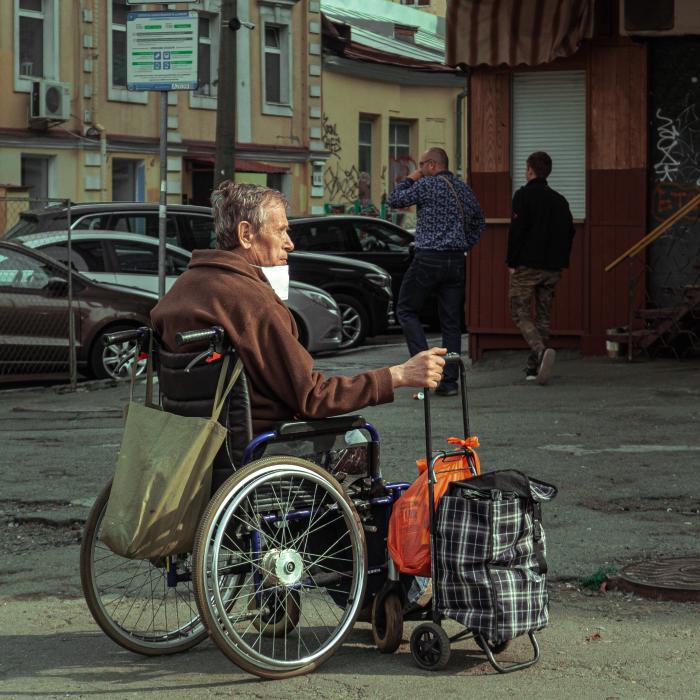 Italia. Cerșetor român prins cum hărțuia lumea pe stradă ca să îl ajute cu bani. Carabinierii i-au interzis bărbatului invalid să mai cerșească în acea zonă 