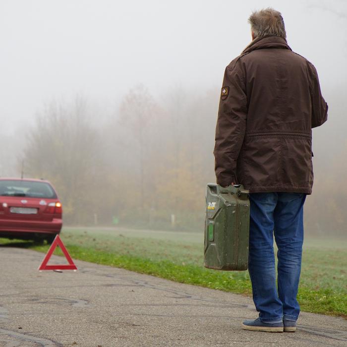 Șoferii care râmân fără benzină, amendați de poliție în Germania. Iată câți bani trebuie să scoți din buzunar dacă rămâi în "pana prostului"