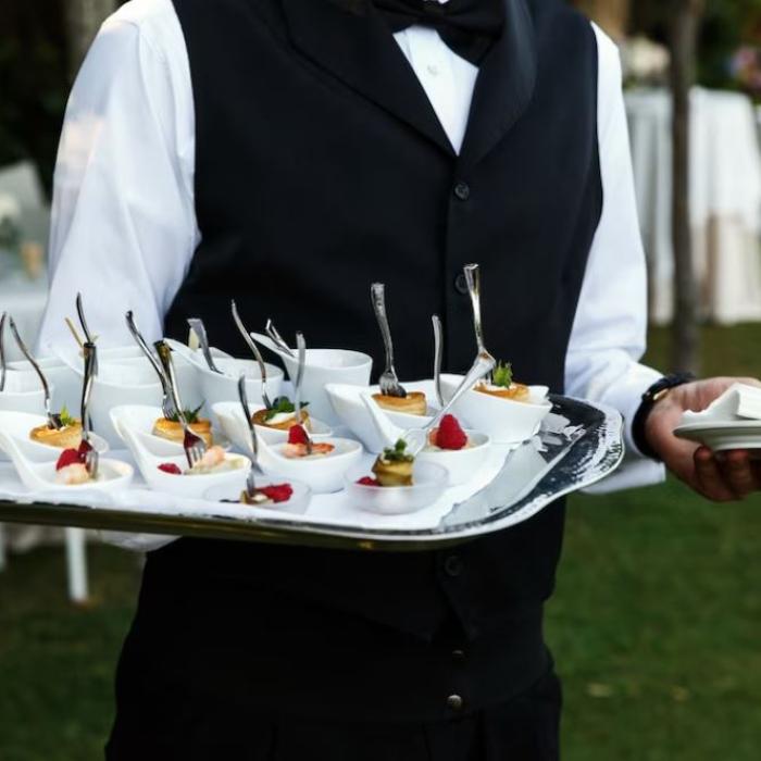 Patronii de hoteluri și restaurante din Germania vor să scadă săptămâna de muncă la patru zile. Sunt disperați că nu găsesc angajați