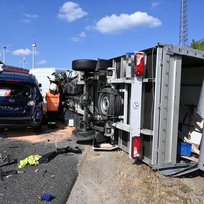 Accident straniu pe A4 în Germania, între două dube românești încărcate cu pachete: unul dintre șoferii români, grav rănit; pagube de 50.000 de euro /FOTO