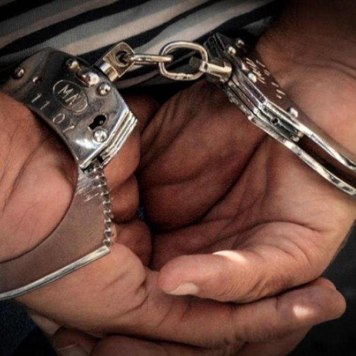 Doi români au ajuns în cătușe, după ce ar fi ucis un om care i-a rugat să dea muzica mai încet 
