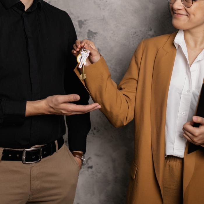 O româncă s-a dat drept proprietara a două apartamente, pe care a reușit să le vândă: Prejudiciu de 800.000 de euro