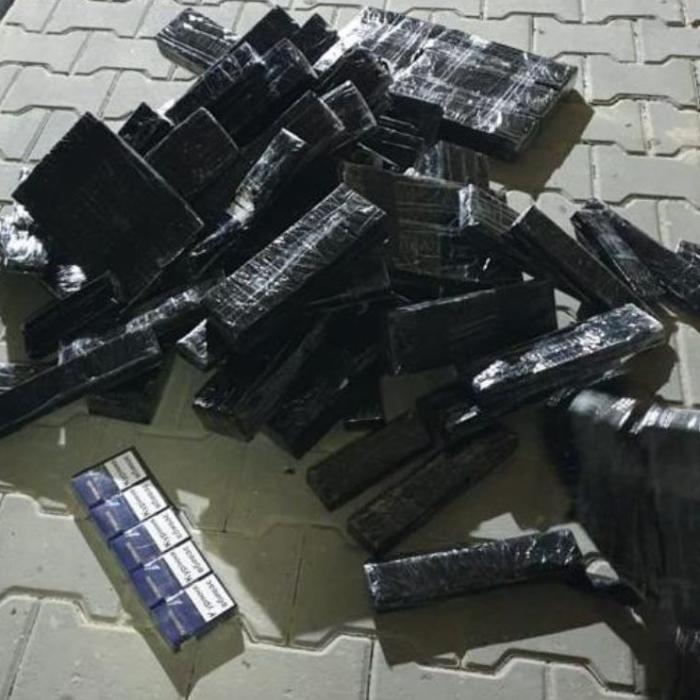 Țigări de contrabandă, stropite cu parfum, ca să nu fie adulmecate de câinele polițist. Invenția contrabandistului, descoperită de vameși